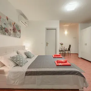 Lavander 3 Private With Bathroom And Balcony Pola